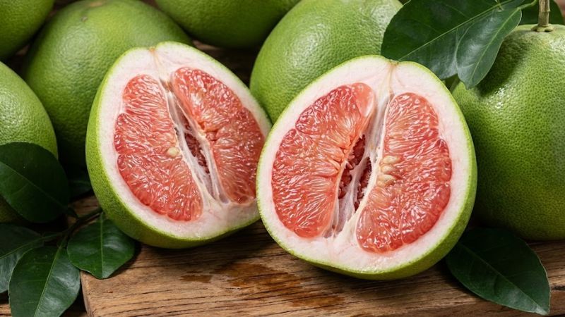 Cận cảnh quả bưởi da xanh vừa được bổ đôi