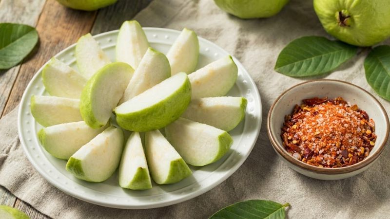 Dĩa ổi nữ hoàng được cắt thành từng miếng đều đặn