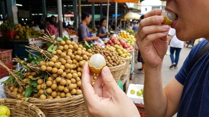 Nếm thử nhãn indo trước khi mua để tránh bị xơ