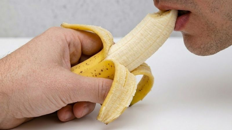 Nếm vị ngọt và kết cấu thịt để phân biệt chuối sạch