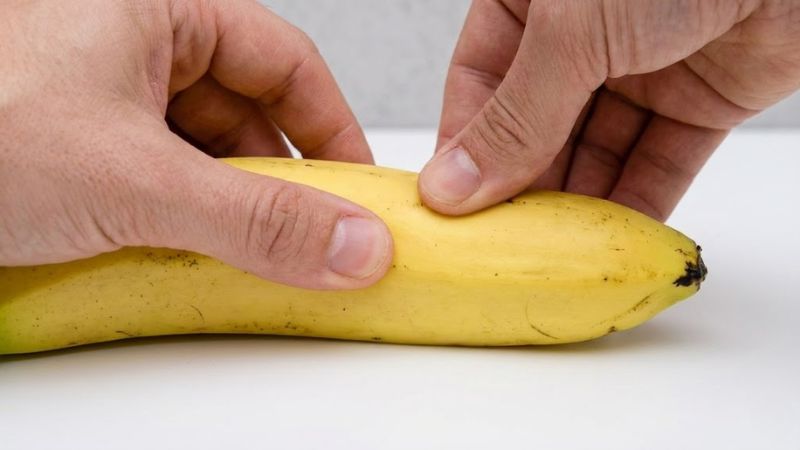 Sờ để kiểm tra độ đàn hồi khi chọn mua chuối