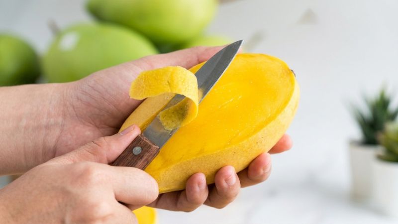 Cắt xoài Cát Chu lộ rõ phần thịt xoài