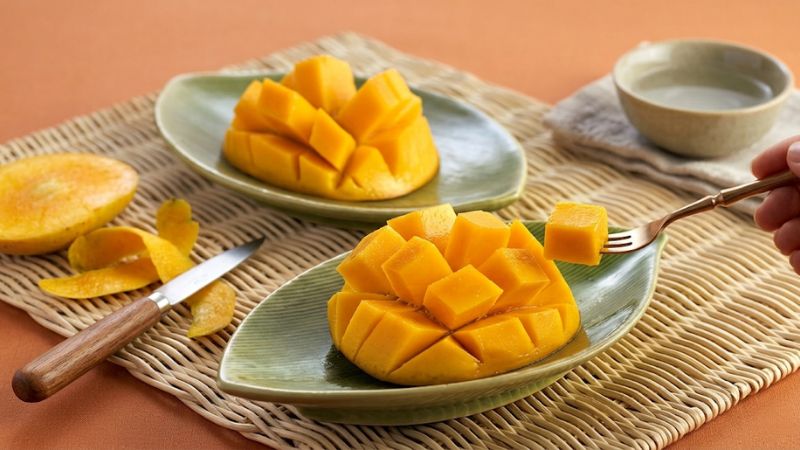 Gọt ăn xoài Cát Chu