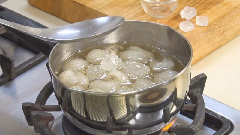 Sên chôm chôm ngào đường trên bếp lửa liu riu