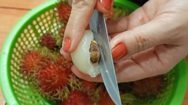Tách hạt chôm chôm cẩn thận để ngâm đường phèn